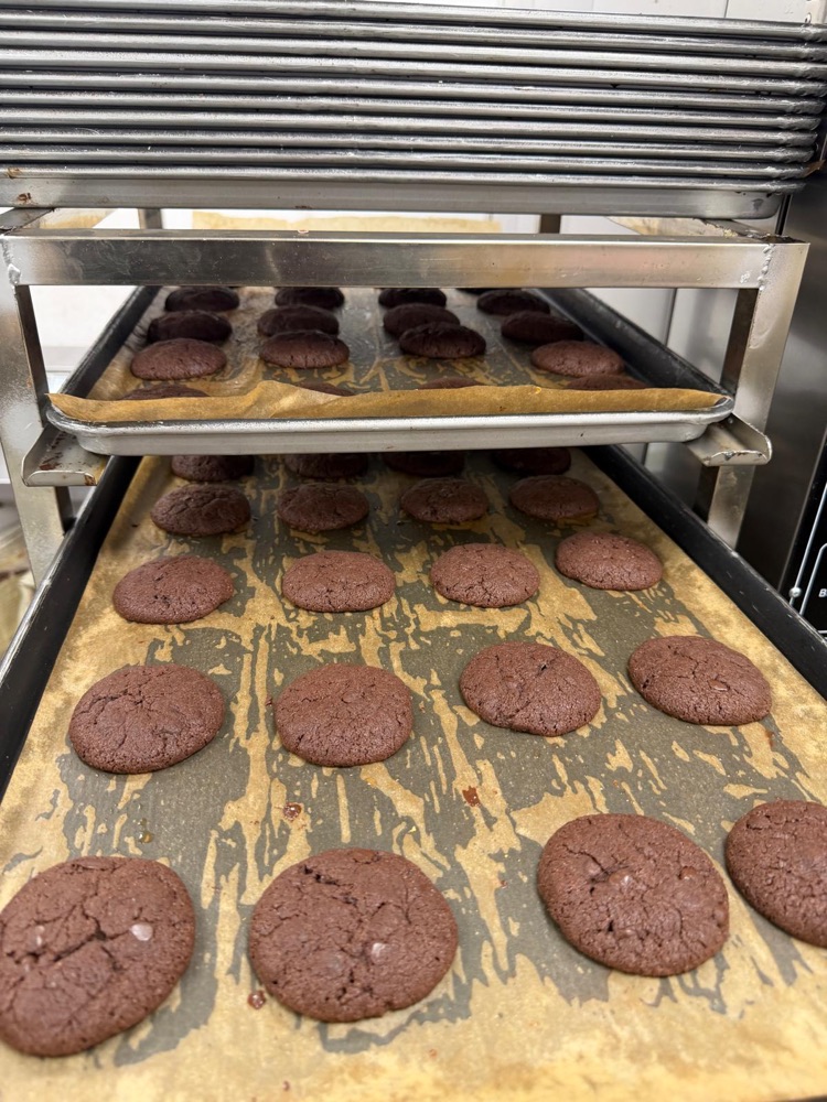 Čerstvě upečené čokoládové cookies na plechu